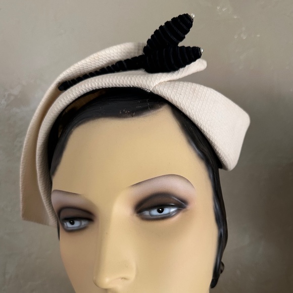 AMAZING 1950s\' OFF WHITE FABRIC CAP WITH BLACK FEATHER & VELOUR/PEARL TRIM main image 10